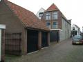 Achterzijde, dubbele garage met zolderverd.